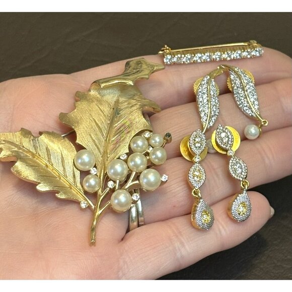 Vintage Jewelry Lot Trifari Rhinestone Faux Pearl Brooch Pin Crystal Earrings - Picture 1 of 12